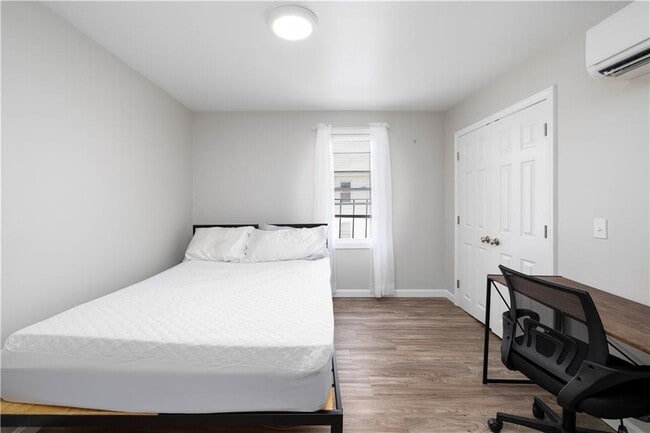 Building Photo - 121 Tell St