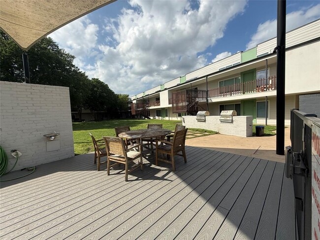 Building Photo - 2200 Dickson Dr