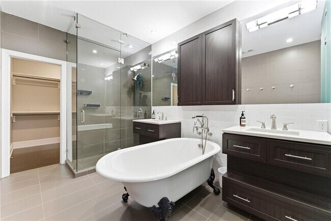 Building Photo - 2910 Hermance Dr NE