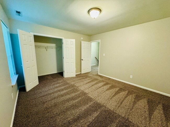 Building Photo - Move-in ready!