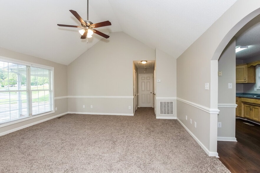 Building Photo - 544 Basswood Way