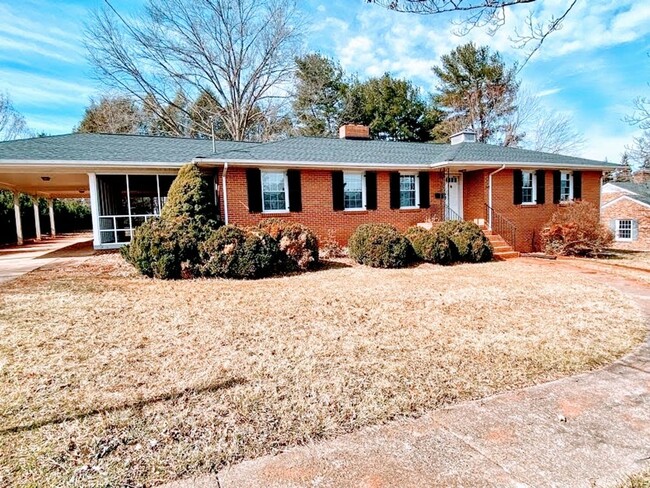 Building Photo - Great 4 Bedroom House