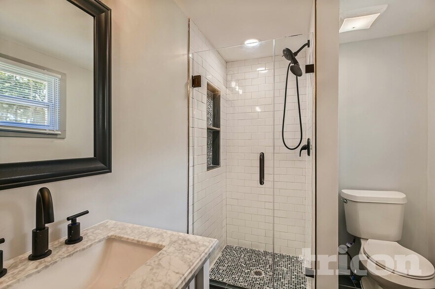 Building Photo - 11 Swan Dr