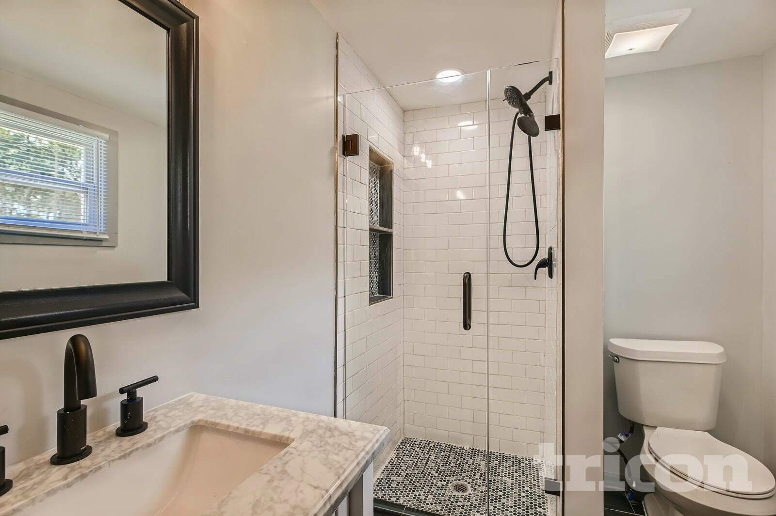 Building Photo - 11 Swan Dr