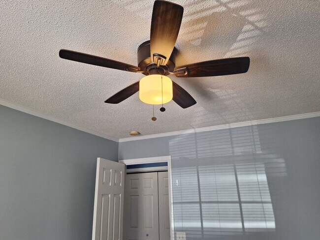 Building Photo - HOLIDAY MOVE IN SPECIAL. $500.00 OFF OF TH...