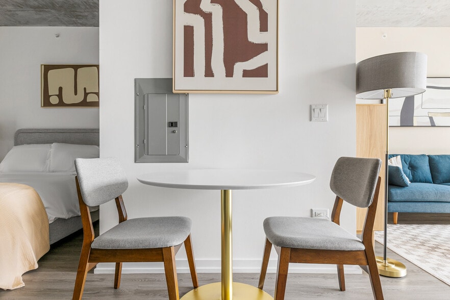 Building Photo - 460 W Chicago Ave