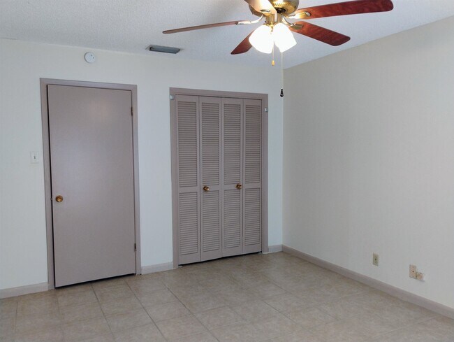 Building Photo - 100 Royal Way Dr