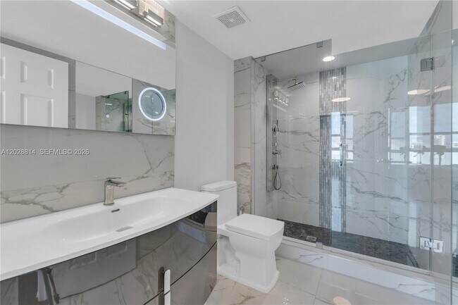 Building Photo - 1155 Brickell Bay Dr