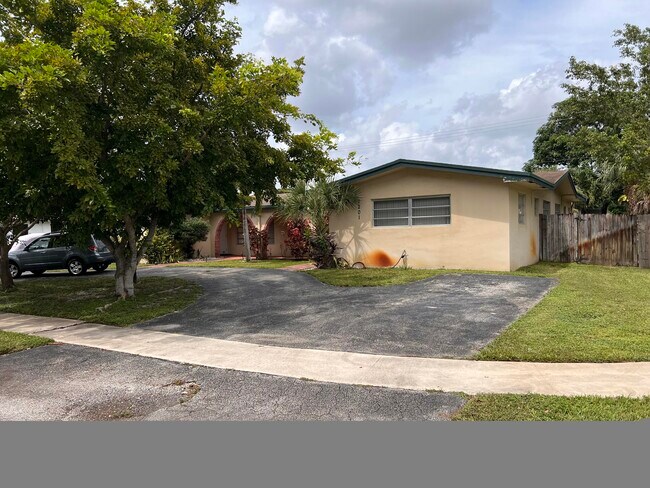 Primary Photo - 7201 NW 15th St
