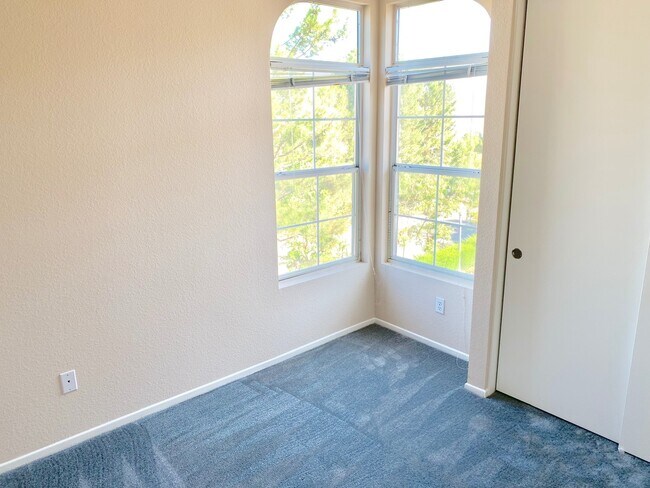 Building Photo - 1014 S Rossano Way