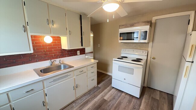 Building Photo - 904 Park Ave