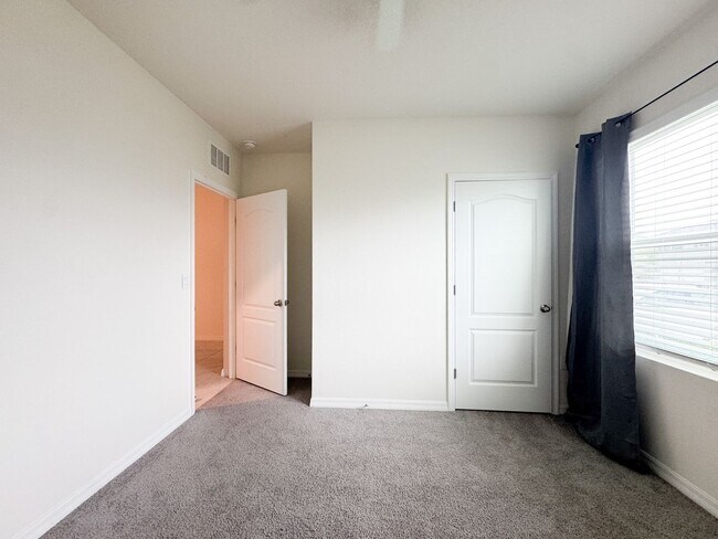 Building Photo - Brand New Construction 4 bedroom 2 bath in Buena Lago Community!