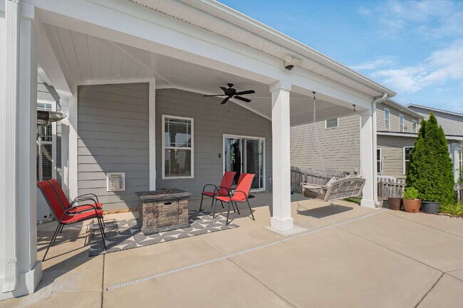Building Photo - Beautiful Upscale Executive Home with Pool 4B/3Bth with 3,100 sqft