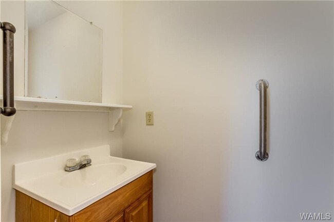 Building Photo - Nice 3 Bed 1.5 Bath Available Now! Call To...