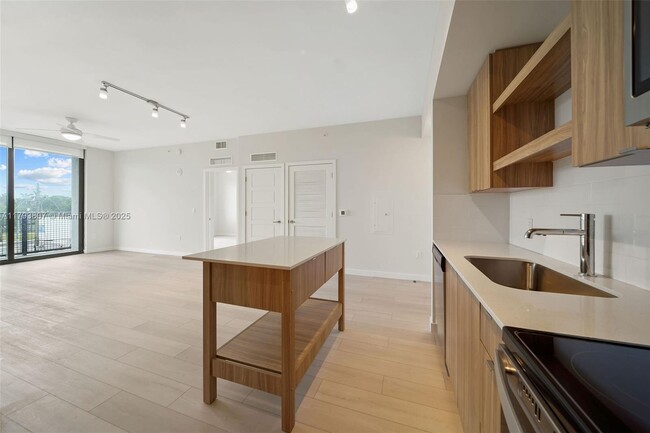 Building Photo - 555 NE 8th St