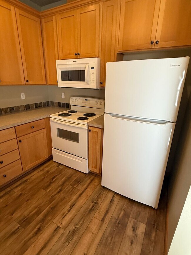 Building Photo - Beautifully Refurbished and updated Townhome style Home in Southeast Portland