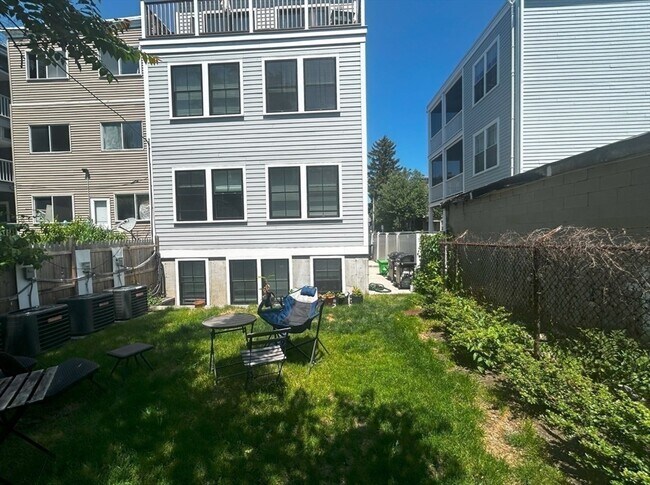 Building Photo - 303 Maverick St
