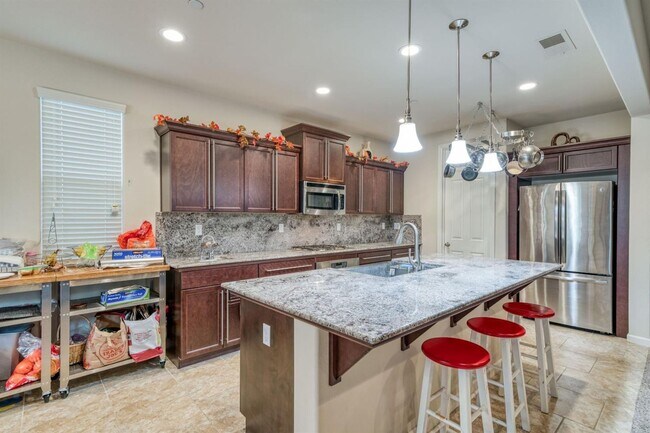 Building Photo - Beautiful 5 bedroom / 4 bath near Clovis East