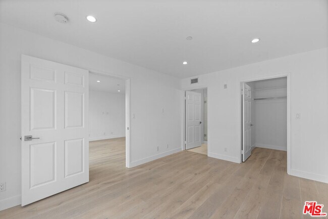 Building Photo - 725 N Alfred St