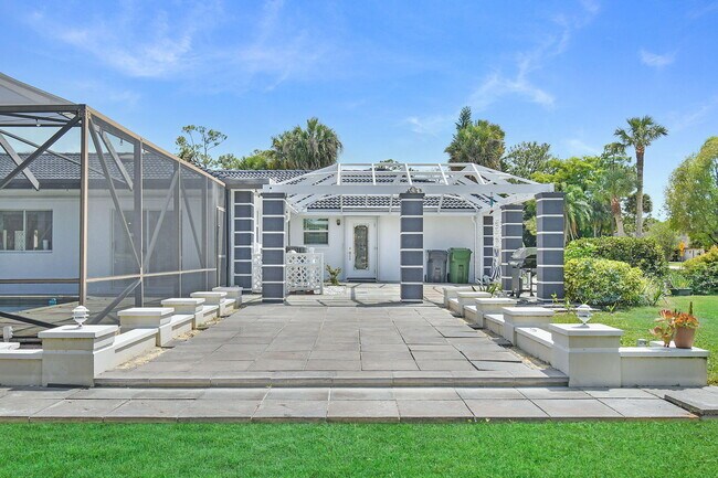 Building Photo - 12231 Areaca Dr