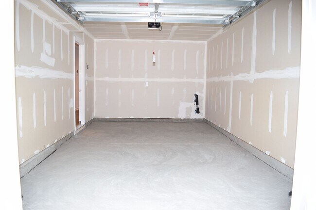 Building Photo - Modern 3-Bedroom Townhome in Desirable Bear Park