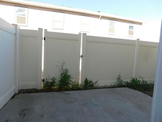 Building Photo - Condo Close to Shopping