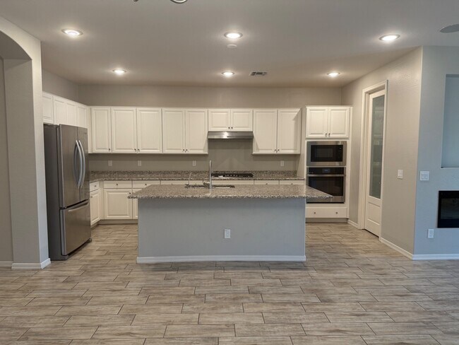 Building Photo - 15234 W Latham St