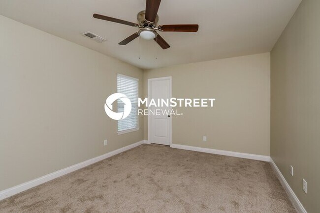 Building Photo - 4 Bedroom Pet-Friendly Home in Louisville, KY with Main Street Renewal