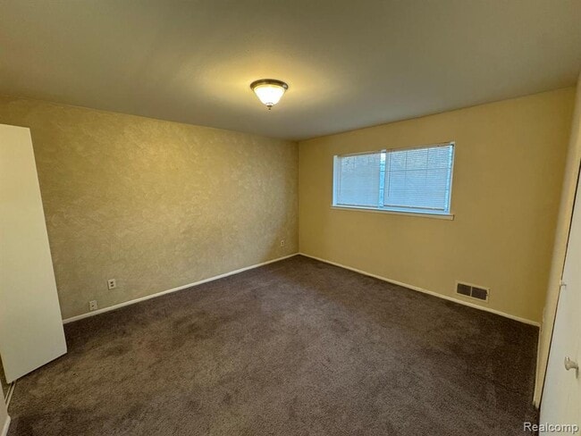 Building Photo - 587 E Fox Hills Dr