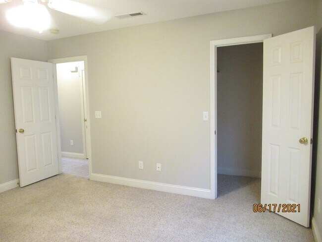Building Photo - 3430 Beacon Dr