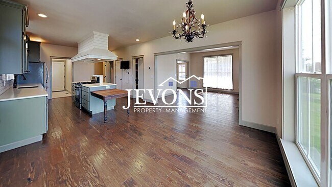 Building Photo - Spacious home with fully equipped kitchen and 2-car garage near Stewart Park