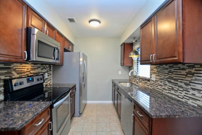 Building Photo - 4 bed 2 bath home