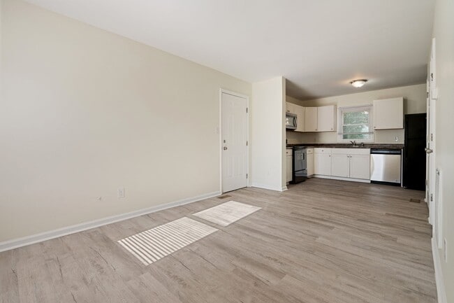 Building Photo - 2 Bedroom Duplex: Available Now