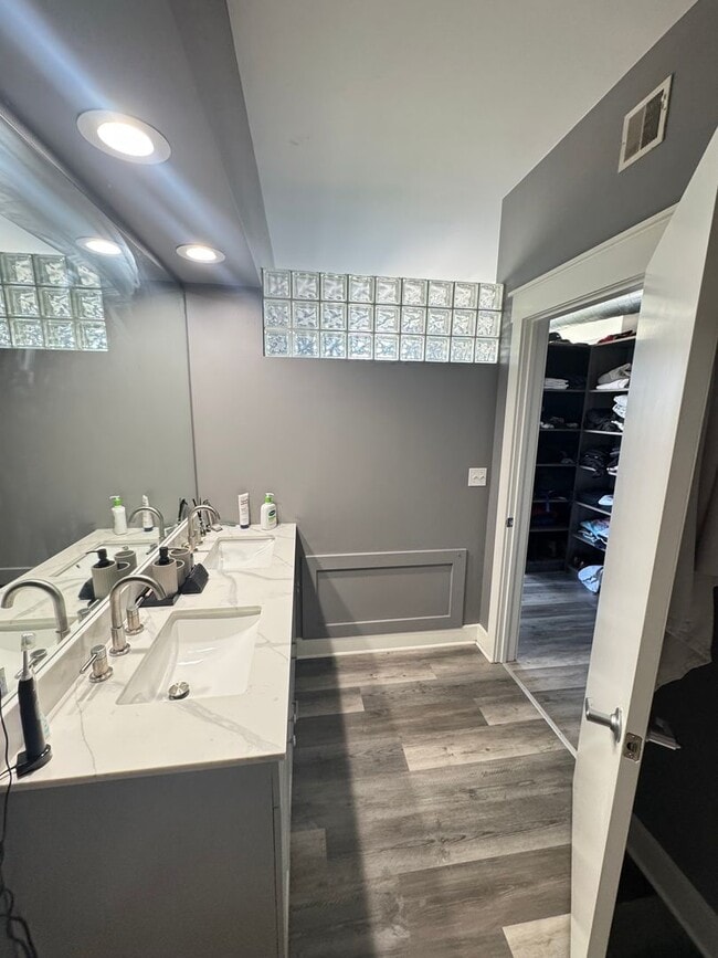 Building Photo - Desirable Union Square Corner Penthouse!