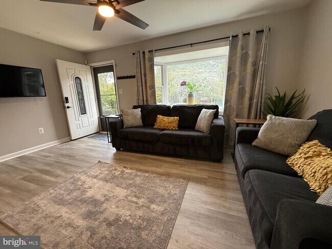 Building Photo - 2208 Vermont Ave