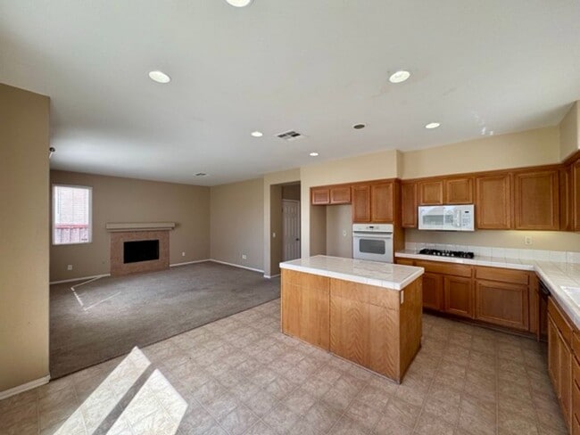 Building Photo - 4 Bedroom Menifee home on Menifee Lakes Go...