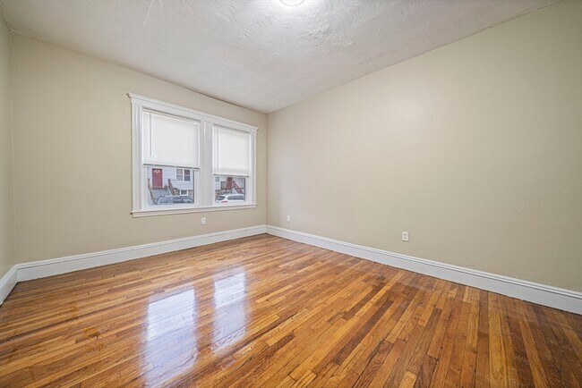 Building Photo - 46 Astoria St