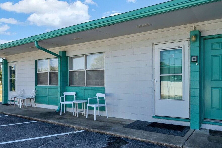 Building Photo - 302 Santa Rosa Blvd