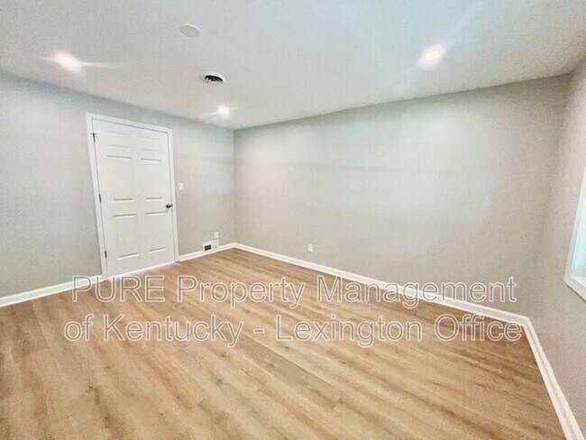 Building Photo - 3520 Combs Ferry Rd