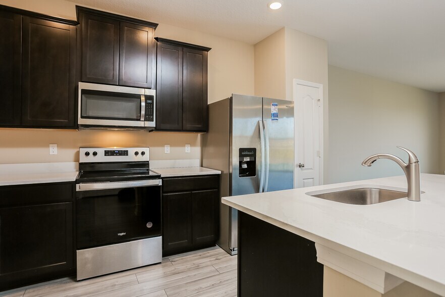 Building Photo - 1715 Party Pl