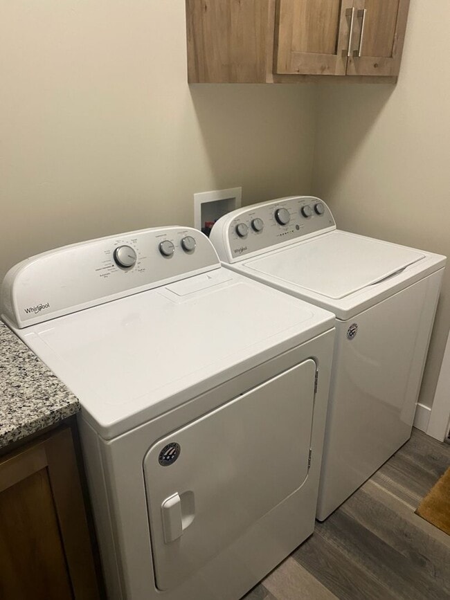 Building Photo - 4 bed 3 bath twin home in Idaho Falls 2 sets of washer and dryers are included in this unit