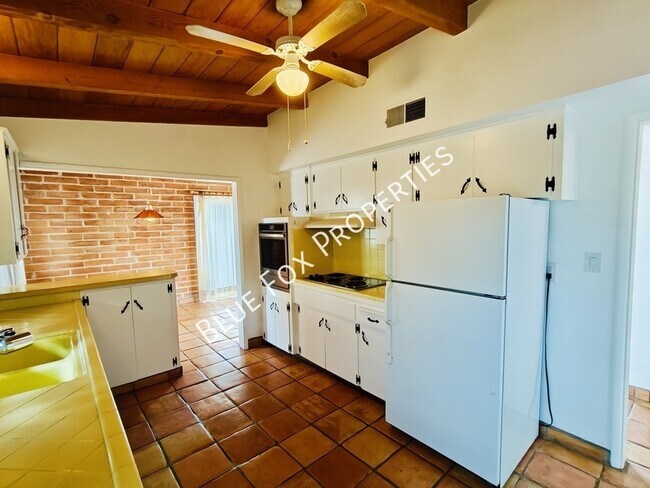 Building Photo - 633 N Avenida Calma