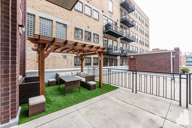 Building Photo - 1000 W Adams St