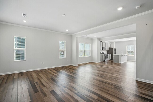Building Photo - GREAT END UNIT IN CARY! Come see it today!
