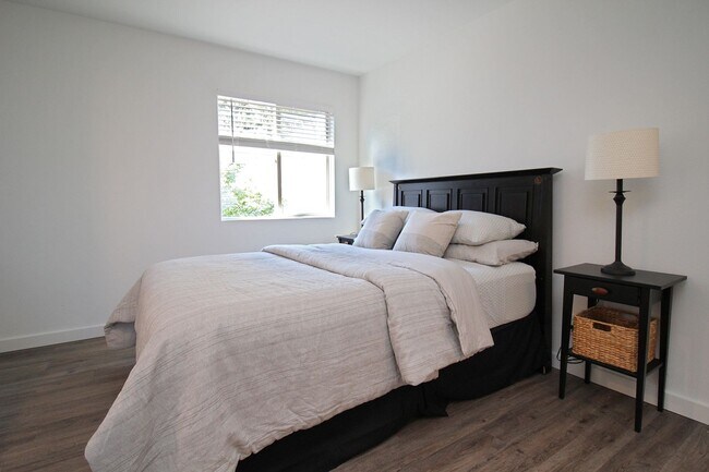 Building Photo - Super Charming FULLY FURNISHED 1 Bedroom M...