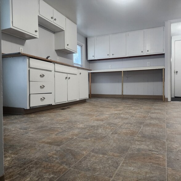 Kitchen with plenty of cupboards/counterspace - 396 Norton St