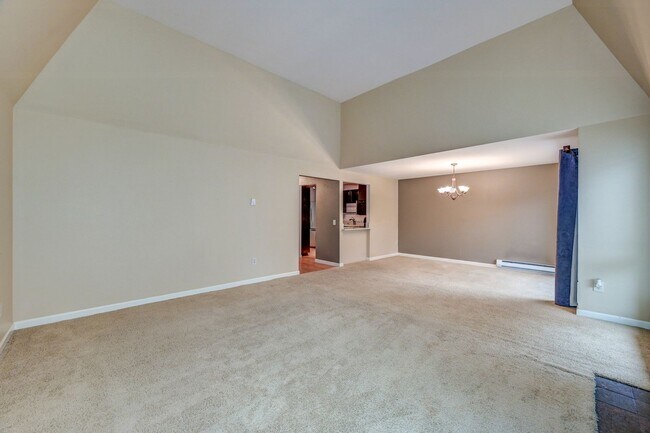 Building Photo - Cozy Condo, Smack-dab in the Middle of Bellevue