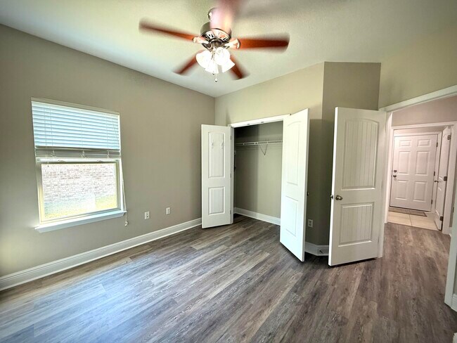 Building Photo - 399 Pin Oak Loop