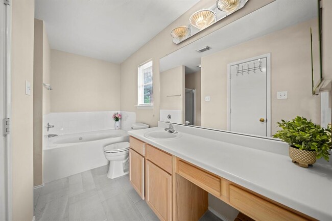 Building Photo - 8016 Golf Green Cir