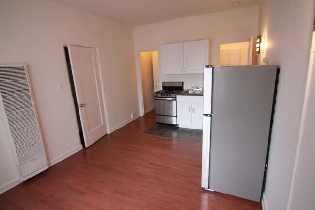Building Photo - 652 S Dunsmuir Ave